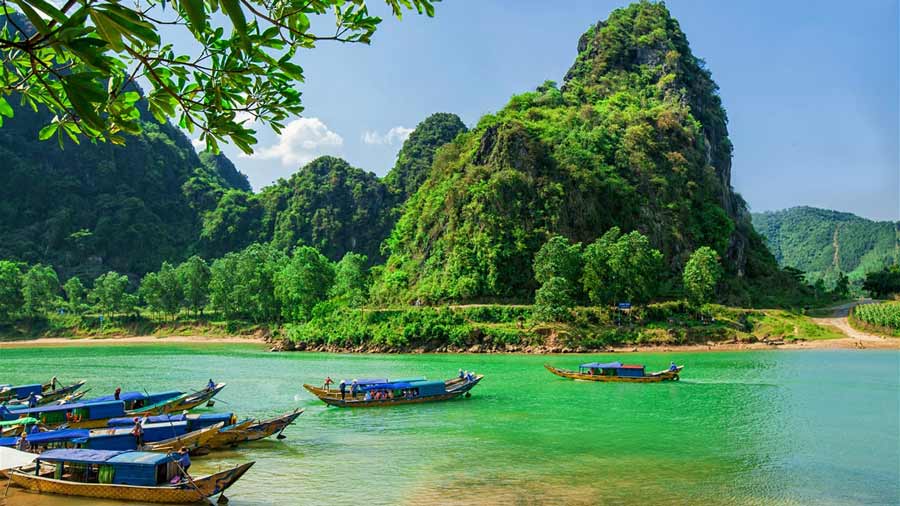 Nếu bạn đang tìm kiếm một địa điểm du lịch tuyệt vời, hãy đến với Quảng Bình - một trong những điểm đến đáng chú ý nhất của Việt Nam. Tại đây, bạn sẽ được trải nghiệm những hoạt động du lịch thú vị, khám phá những danh lam thắng cảnh độc đáo và tham quan những khu bảo tồn thiên nhiên đồ sộ.